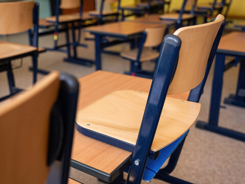 Leerer Schulstuhl im Klassenzimmer &ndash; ruhige Innenaufnahme als Symbol f&uuml;r Bildung, Lernen, Schulalltag und strukturierte Lernumgebung.