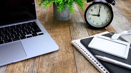 始業時間　ビジネスイメージ　デスクワーク　16:9