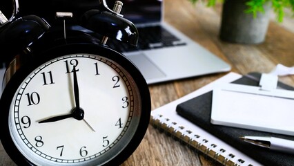 始業時間　ビジネスイメージ　デスクワーク　16:9