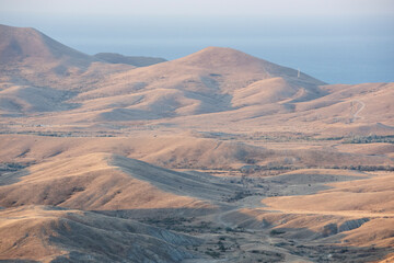 Naklejka premium Hills and sea at dawn