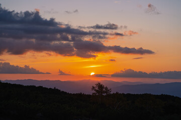 十勝岳望岳台から見た富良野方面に沈む夕日（北海道）