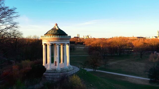 4K Drohnenflug &uuml;ber M&uuml;nchen mit Monopteros, Frauenkirche, Theatinerkirche, Englischer Garten und Alpenblick bei Sonnenaufgang.