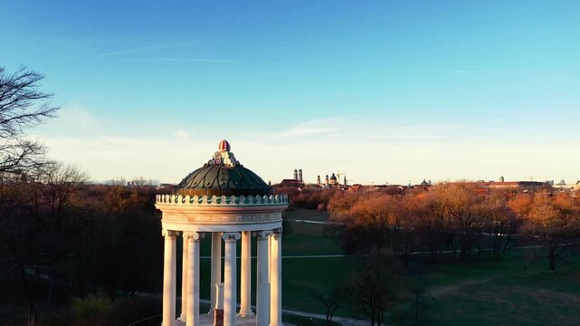 4K Drohnenflug &uuml;ber M&uuml;nchen mit Monopteros, Frauenkirche, Theatinerkirche, Englischer Garten und Alpenblick bei Sonnenaufgang.