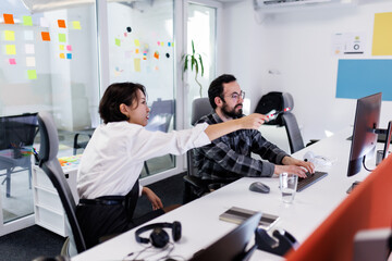 Obraz premium Business meeting in modern office with diverse professionals collaborating on project