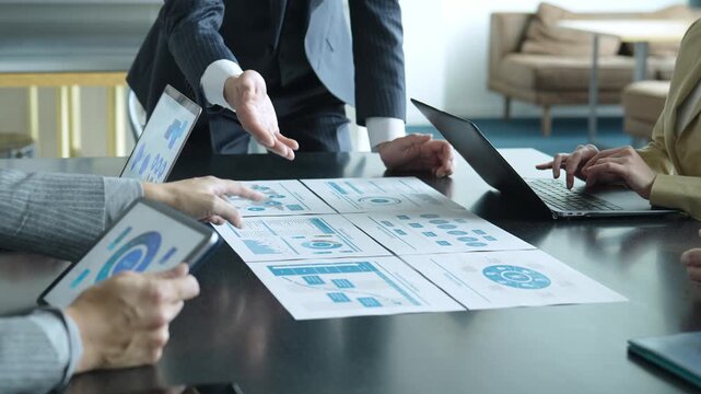 ビジネス　ミーティング　ブリーフィング　会議　会議室