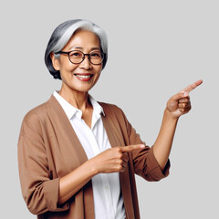 指差しで案内する高齢の女性