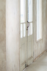 アンティークの白い扉と窓（室内から）