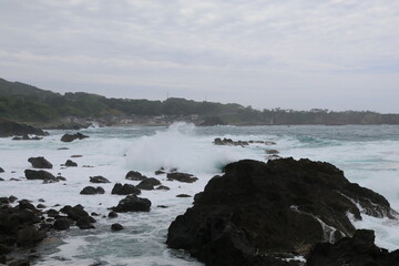 春の佐渡島。嵐の翌日、荒れる戸地の海。
