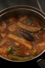 鍋に入った出来立てのスープカレー