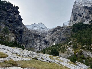 Steep limestone peaks above the alpine Reichenbachtal valley (Willigen, Switzerland) - Steile Kalksteingipfel über dem alpinen Reichenbachtal (Willigen, Schweiz)
