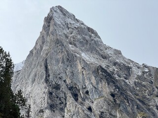 Steep limestone peaks above the alpine Reichenbachtal valley (Willigen, Switzerland) - Steile Kalksteingipfel über dem alpinen Reichenbachtal (Willigen, Schweiz)