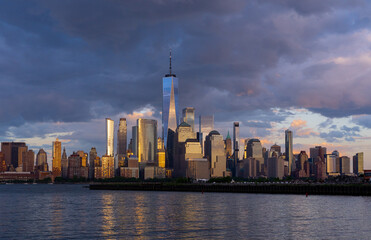 Fototapeta premium NYC, New York City Skyline with dramatic sky clouds. New York Skyscrapers. New York City skyline, cityscape of Manhattan in USA. Panoramic view on Manhattan. New York skyline.