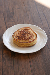 白い皿に乗ったパンケーキ