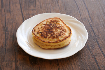 白い皿に乗ったパンケーキ