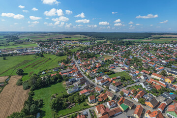 Fototapeta na wymiar Die Marktgemeinde Langquaid im Tal der Großen Laber in Niederbayern von oben