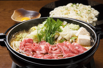 シズル感のあるすき焼きイメージ写真（〆のうどん付き）