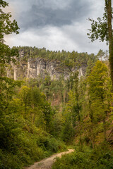 Wanderweg Füllhölzelweg bei Rathen in der Sächsischen Schweiz mit Blick auf die Feldsteine 2