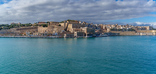 Fototapeta premium Panorama of Fortified Peninsula and Historic Waterfront across Turquoise Grand Harbour