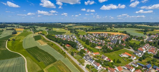 Fototapeta premium Sonniger Sommertag in Dasing im bayerischen Kreis Aichach-Friedberg