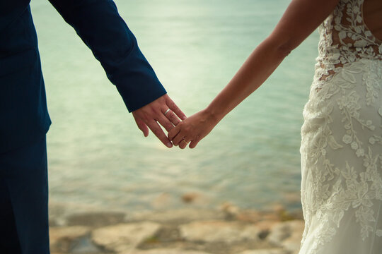bride/couple holding hands.
water landscape
wedding dress and suit
bridal ring

Mari&eacute;e/couple se tenant la main.
Paysage d'eau, reflet du soleil
Robe et costume de mari&eacute;e
bague de mari&eacute;es 
