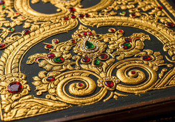 Obraz premium Intricate Gold Leaf Scrollwork on Traditional Thanjavur Painting Adorned with Embedded Ruby and Emerald Gems, a Rich Indian Cultural Artistry.