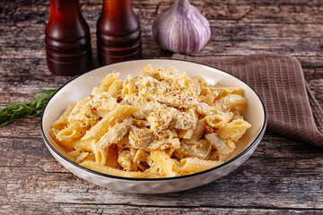 Creamy pasta Alfredo with chicken