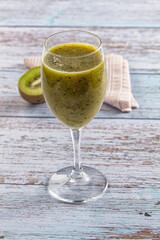 Sweet detox green kiwi smoothie