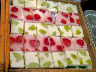 Strawberry and kiwi fruit pudding cake