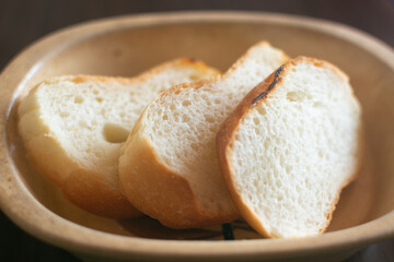 表面をかりっと焼いたバゲットをお皿に並べた様子