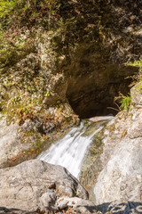 大自然の中の小さな滝