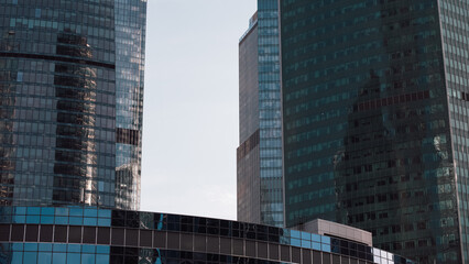 Obraz premium mirrored windows of the facade of an office building