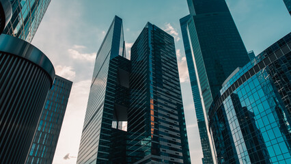 Obraz premium mirrored windows of the facade of an office building