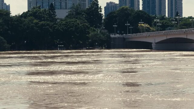 Live footage of the Yongjiang River and Yongjiang Bridge flooding in Nanning, Guangxi, China