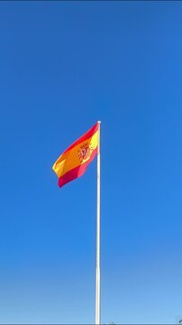 Bandera de Espa&ntilde;a ondeada por el viento 