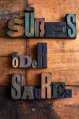 Alte Lettern, Druckbuchstaben aus Holz.
S&uuml;&szlig;es oder Saures Spruch f&uuml;r Halloweeen 