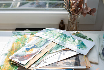 geschnittene, teils bedruckte Papierstreifen zum basteln oder weiterverarbeiten. Aufgestellt und sortiert in Gl&auml;ser.