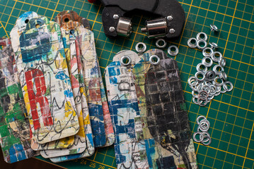 Selbst gestaltete Lesezeichen aus alten Buchseiten, die mit Acrylfarbe mit  alten Holzlettern per Hand bedruckt wurden. und mit einer &Ouml;senzange verst&auml;rkt wurden