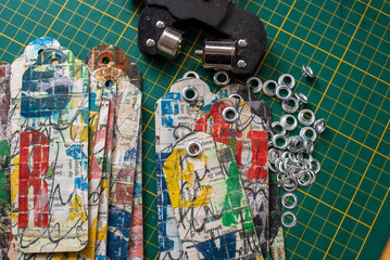 Selbst gestaltete Lesezeichen aus alten Buchseiten, die mit Acrylfarbe mit  alten Holzlettern per Hand bedruckt wurden. und mit einer &Ouml;senzange verst&auml;rkt wurden