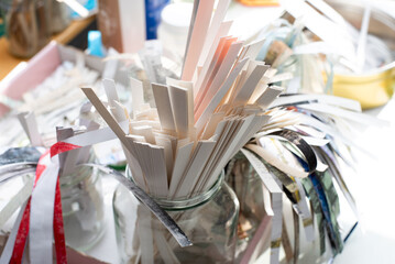 geschnittene, teils bedruckte Papierstreifen zum basteln oder weiterverarbeiten. Aufgestellt und sortiert in Gl&auml;ser.