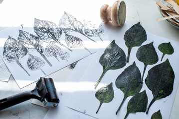 Mit Acryl,  per Hand gedruckte Paprikabl&auml;tter auf Papier und geflochtenem Papier