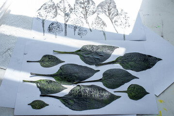 Mit Acryl,  per Hand gedruckte Paprikabl&auml;tter auf Papier und geflochtenem Papier