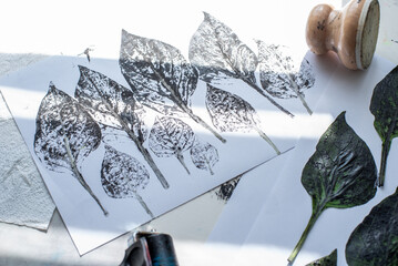 Mit Acryl,  per Hand gedruckte Paprikabl&auml;tter auf Papier und geflochtenem Papier