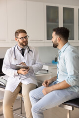 Obraz premium Doctor and patient lead talk in medical examination room