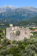 Ruinen eines Turmhauses (Pyrgos) in Kampos-Messenien (Kardamyli), Peleppones- Griechenland