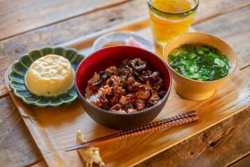 うなぎ丼とおかず_日本の家庭料理