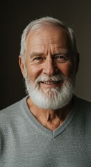 Obraz premium Portrait of a happy senior man with a white beard smiling at the camera