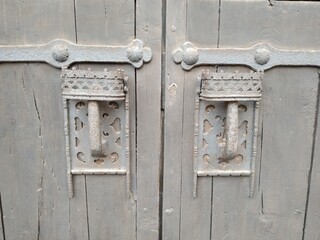 detalle de puerta de madera natigua