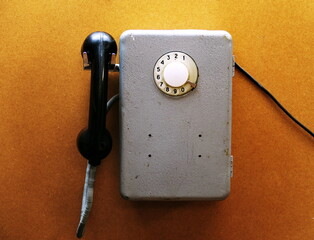 Vieux téléphone de cabine téléphonique.