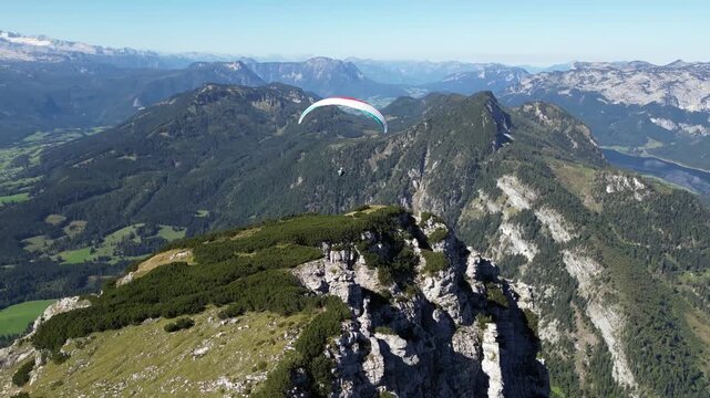 Gleitschirm Paragleiter in den &ouml;sterreichischen Alpen - Drohnenaufnahme
