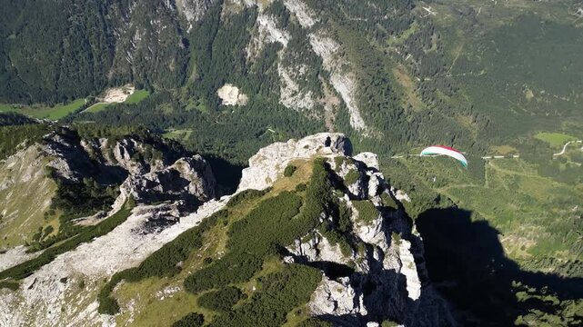 Gleitschirm Paragleiter in den &ouml;sterreichischen Alpen - Drohnenaufnahme